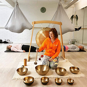 Singing bowls in Finland silk sound bath