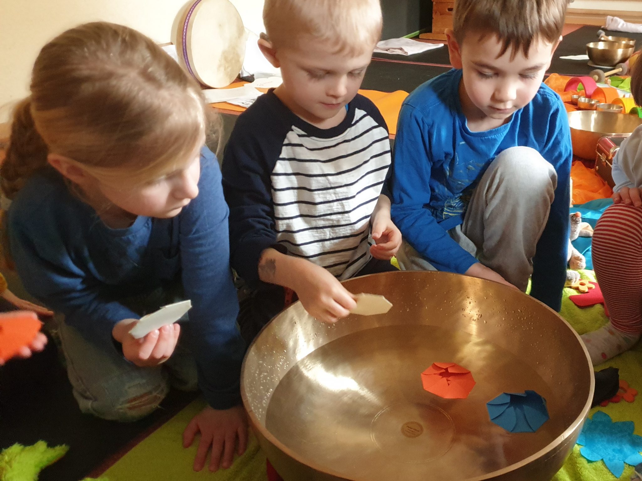 die-magie-der-klangschalen-mit-kindern-erkunden-die-welt-des-klangs